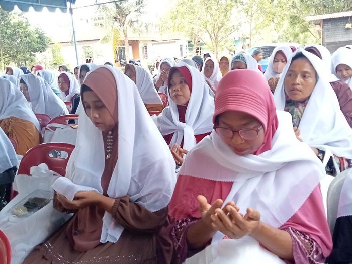 Sukarelawan Ustaz Sahabat (Usbat) Ganjar menggelar menggelar istigasah dan doa bersama warga.