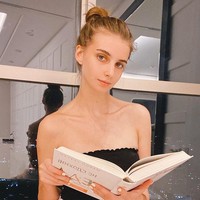 Pada postingan, wanita yang tinggal di Taiwan itu berpikiran bahwa alasannya adalah ketika itu ia tidak mengenakan makeup. Ia pun menambahkan fotonya saat kejadian yang memang tampak natural. Aku memang terlihat sedikit berbeda di sini, tulisnya. Foto: Instagram