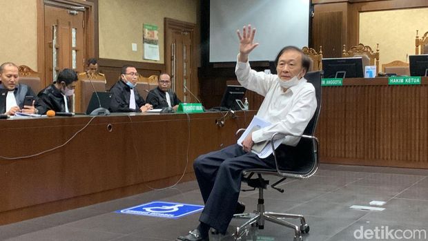 Terdakwa kasus korupsi lahan sawit PT Duta Palma, Surya Darmadi, marah-marah ketika masuk ke ruang sidang. Dia sempat melempar sejumlah kertas. (Yogi Ernes/detikcom)