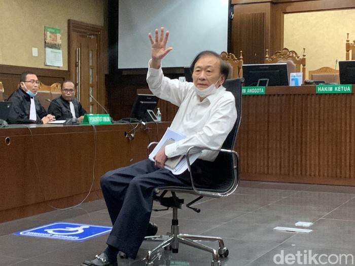 Terdakwa kasus korupsi lahan sawit PT Duta Palma, Surya Darmadi, marah-marah ketika masuk ke ruang sidang. Dia sempat melempar sejumlah kertas. (Yogi Ernes/detikcom)