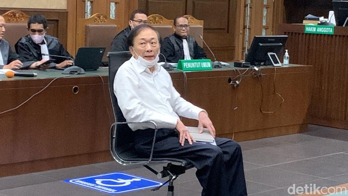 Terdakwa kasus korupsi lahan sawit PT Duta Palma, Surya Darmadi, marah-marah ketika masuk ke ruang sidang. Dia sempat melempar sejumlah kertas. (Yogi Ernes/detikcom)