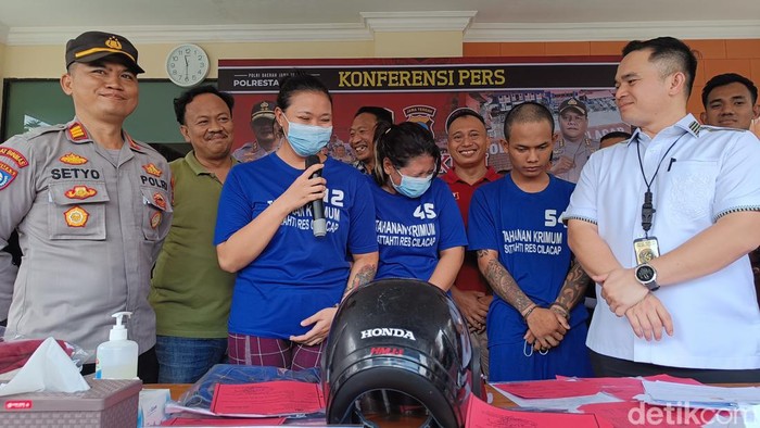 Tiga pelaku pencurian belasan burung milik seorang polisi diinterogasi Kasat Reskrim Polresta Cilacap, Kamis (23/2/2023).