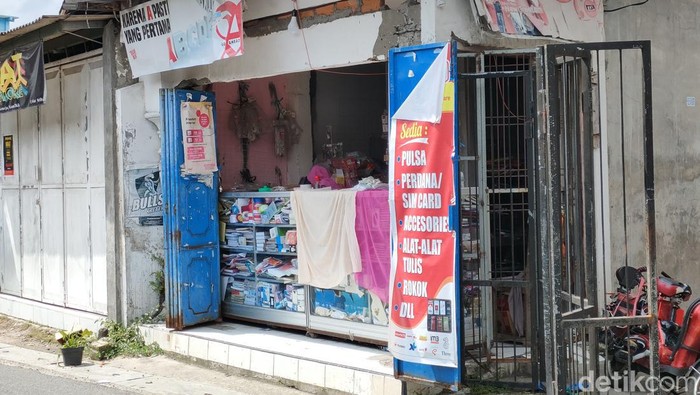 Toko milik emak penjual pulpen yang sering paksa pembeli di Jalan Aster, Kampung Inggris Pare, Kediri