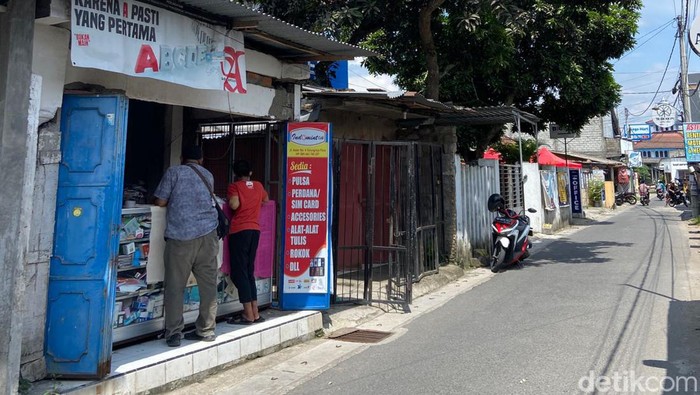 Toko milik emak penjual pulpen yang sering paksa pembeli di Jalan Aster, Kampung Inggris Pare, Kediri