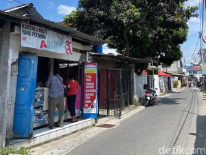 Fenomena Emak di Kampung Inggris Pare Kediri Paksa Cah Kursus Beli Bolpoin