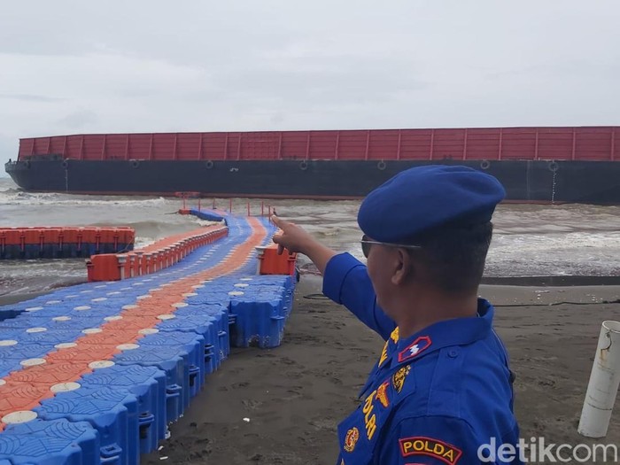Tongkang kandas di kawasan Pantai Alam Indah Kota Tegal, Kamis (23/2/2023).