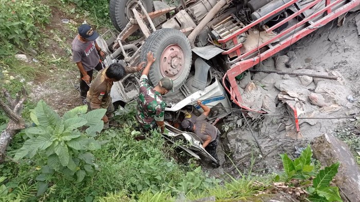truk tercebur sungai