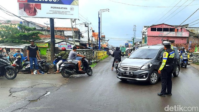 Uji coba one way di kawasan Rengasdengklok, Karawang.