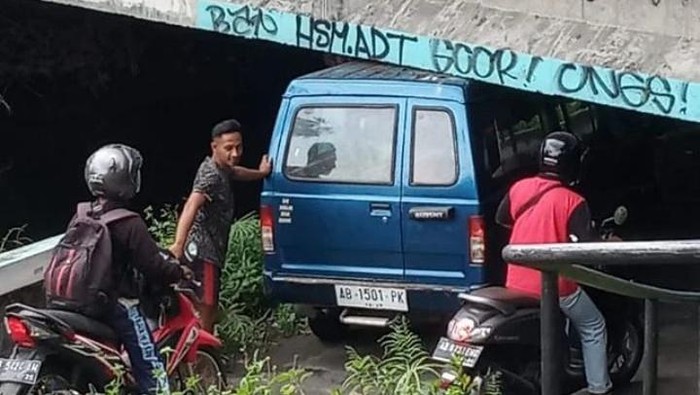 Unggahan tentang mobil tersangkut jembatan Jalan Jogja-Solo, Desa Taji, Kecamatan Prambanan, Klaten yang viral.
