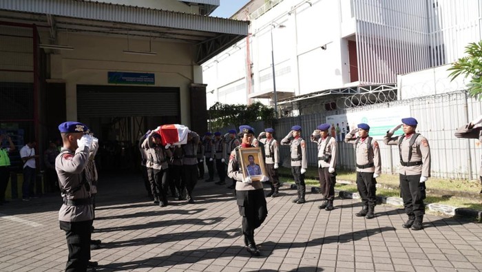 Upacara pemakaman anggota Korpolairud Baharkam Polri asal Bali bernama Bharada I Wayan Pasek Sukma Diana yang tewas akibat kecelakaan laut. (Dok. Polri)