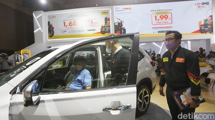 Upaya dan Komitmen Memperkuat Industri Otomotif Indonesia Bank Danamon bersama Adira Finance didukung MUFG, terus memperkuat komitmen untuk mendukung industri otomotif Indonesia.