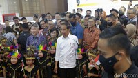 Presiden Joko Widodo mengunjungi booth MUFG, Bank Danamon dan Adira Finance pada ajang Indonesia International Motor Show (IIMS) 2023.