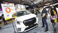 Pengunjung mengamati aneka mobil yang ditampilkan oleh booth MUFG, Bank Danamon dan Adira Finance pada ajang Indonesia International Motor Show (IIMS) 2023 di JIExpo Kemayoran, Jakarta.