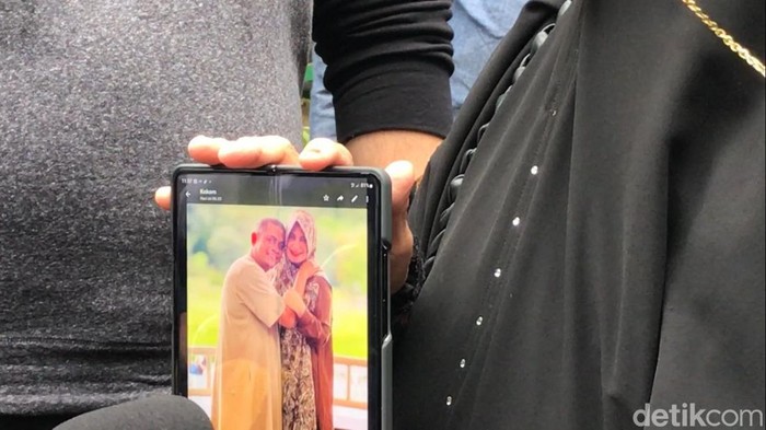 Foto mesra Umi Yuni dan Abah Agam yang didapat oleh ibunda Ustaz Arifin Ilham.