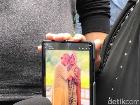Foto mesra Umi Yuni dan Abah Agam yang didapat oleh ibunda Ustaz Arifin Ilham.