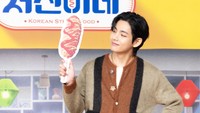 V BTS menjadi anggota baru di Jinnys Kitchen. Foto: (Dok. Konuk_RYU/tvN)