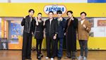 Potret V BTS Siap Jadi Pelayan Restoran di Jinnys Kitchen