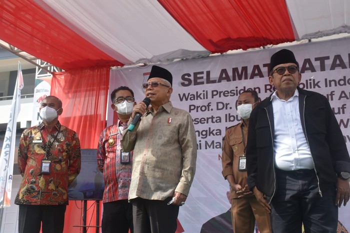 Wakil Presiden RI Maruf Amin bersama Pj Gubernur Sulbar Akmal Malik, Wakil Bupati Mamuju Ado Masud dan Kepala Dinas Pendidikan Provinsi Sulbar, M Natsir meninjau langsung kondisi SMKN 1 Rangas Mamuju yang telah selesai dibangun pasca gempa Mamuju, Kamis (23/2).