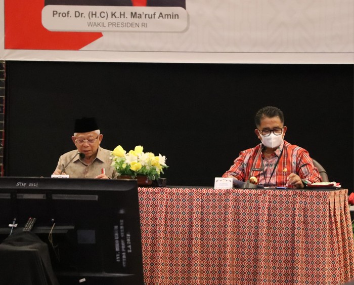 Wakil Presiden RI Maruf Amin melakukan kunjungan kerja ke Sulawesi Barat (Sulbar). Didampingi PJ Gubernur Sulbar Akmal Malik, Ma’ruf Amin melakukan Rapat Koordinasi percepatan penurunan Stunting di Sulbar, di Ballroom Grand Maleo Hotel, Mamuju.
