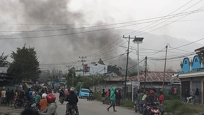Massa di Wamena Lakukan Pembakaran-Serang Polisi gegara Isu Penculikan Anak