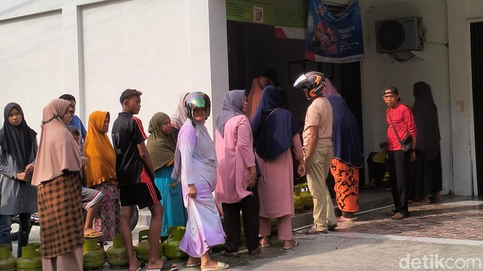 Warga mengantre untuk membeli LPG 3 kg di Banda Aceh.