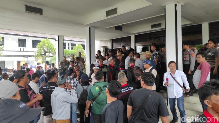 Warga Pantura Subang demo di Kantor DPRD Subang.