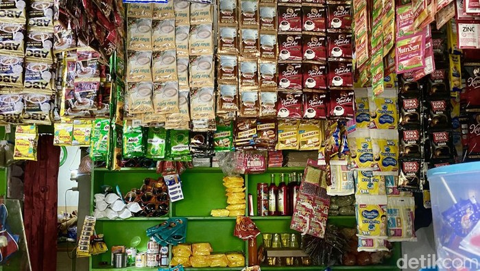 Warung Kelontong Madura, Warung Ridho di Ulujami, Jakarta Selatan.