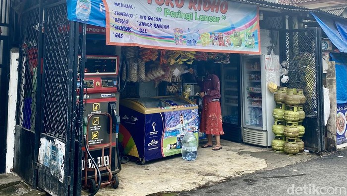 Warung Kelontong Madura, Warung Ridho di Ulujami, Jakarta Selatan.
