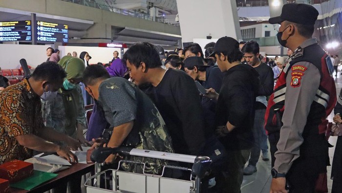 WNI Terdampak Gempa Turki Tiba di Tanah Air Sejumlah Warga Negara Indonesia (WNI) terdampak gempa Turki melakukan pendataan ulang setibanya di Terminal 3 Bandara Soekarno Hatta, Tangerang, Banten, Kamis (23/2/2023). Pemerintah melalui Kementerian Luar Negeri dan Badan Nasional Penanggulangan Bencana (BNPB) berhasil memulangkan 114 WNI dan 2 jenazah WNI korban gempa Turki. ANTARA FOTO/Hasnugara/Bal/rwa.