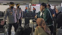 Kapolresta Bandara Soekarno Hatta Kombes Pol Roberto Pasaribu berbincang dengan sejumlah Warga Negara Indonesia (WNI) terdampak gempa Turki setibanya di Terminal 3 Bandara Soekarno Hatta, Tangerang, Banten.