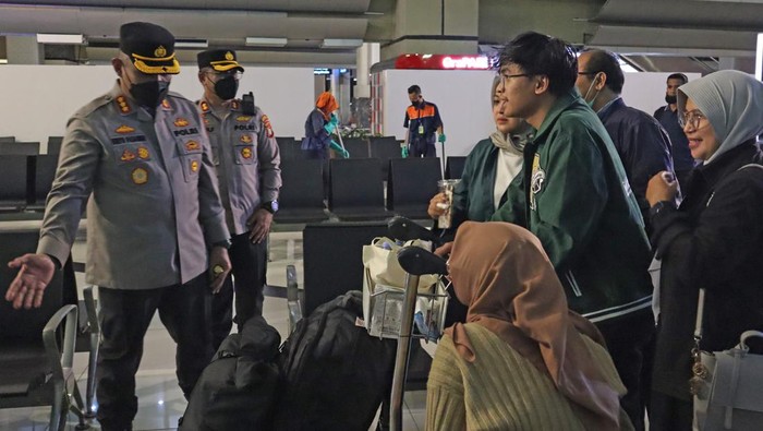 WNI Terdampak Gempa Turki Tiba di Tanah Air Sejumlah Warga Negara Indonesia (WNI) terdampak gempa Turki melakukan pendataan ulang setibanya di Terminal 3 Bandara Soekarno Hatta, Tangerang, Banten, Kamis (23/2/2023). Pemerintah melalui Kementerian Luar Negeri dan Badan Nasional Penanggulangan Bencana (BNPB) berhasil memulangkan 114 WNI dan 2 jenazah WNI korban gempa Turki. ANTARA FOTO/Hasnugara/Bal/rwa.