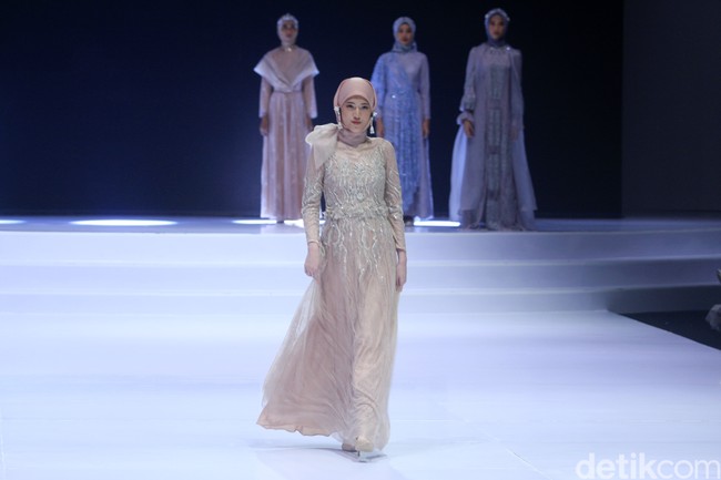 Inilah koleksi terbaru Zeta Prive yang bertemakan The Talking Point di Indonesia Fashion Week 2023. Pemilik Zeta Prive, Trisha Chas menampilkan busana bergaya kontemporer yang merupakan perpaduan gaya klasik dan streetwear. Foto: Mohammad Abduh/Wolipop.