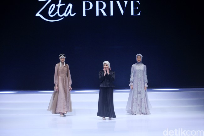 Inilah koleksi terbaru Zeta Prive yang bertemakan The Talking Point di Indonesia Fashion Week 2023. Pemilik Zeta Prive, Trisha Chas menampilkan busana bergaya kontemporer yang merupakan perpaduan gaya klasik dan streetwear. Foto: Mohammad Abduh/Wolipop.