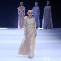 Inilah koleksi terbaru Zeta Prive yang bertemakan The Talking Point di Indonesia Fashion Week 2023. Pemilik Zeta Prive, Trisha Chas menampilkan busana bergaya kontemporer yang merupakan perpaduan gaya klasik dan streetwear. Foto: Mohammad Abduh/Wolipop.