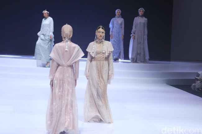 Inilah koleksi terbaru Zeta Prive yang bertemakan The Talking Point di Indonesia Fashion Week 2023. Pemilik Zeta Prive, Trisha Chas menampilkan busana bergaya kontemporer yang merupakan perpaduan gaya klasik dan streetwear. Foto: Mohammad Abduh/Wolipop.