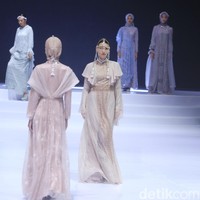 Inilah koleksi terbaru Zeta Prive yang bertemakan The Talking Point di Indonesia Fashion Week 2023. Pemilik Zeta Prive, Trisha Chas menampilkan busana bergaya kontemporer yang merupakan perpaduan gaya klasik dan streetwear. Foto: Mohammad Abduh/Wolipop.