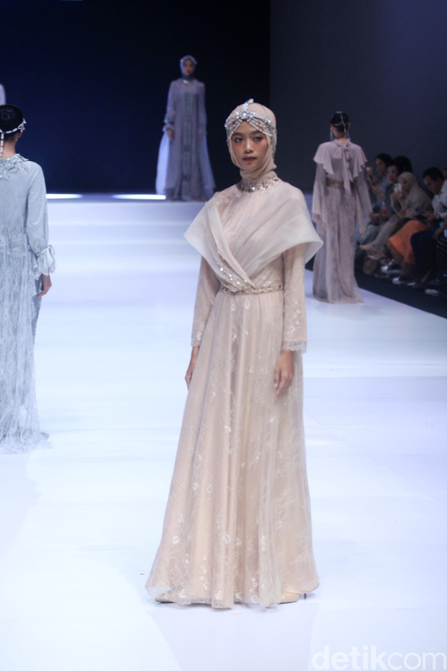 Inilah koleksi terbaru Zeta Prive yang bertemakan The Talking Point di Indonesia Fashion Week 2023. Pemilik Zeta Prive, Trisha Chas menampilkan busana bergaya kontemporer yang merupakan perpaduan gaya klasik dan streetwear. Foto: Mohammad Abduh/Wolipop.