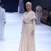 Inilah koleksi terbaru Zeta Prive yang bertemakan The Talking Point di Indonesia Fashion Week 2023. Pemilik Zeta Prive, Trisha Chas menampilkan busana bergaya kontemporer yang merupakan perpaduan gaya klasik dan streetwear. Foto: Mohammad Abduh/Wolipop.