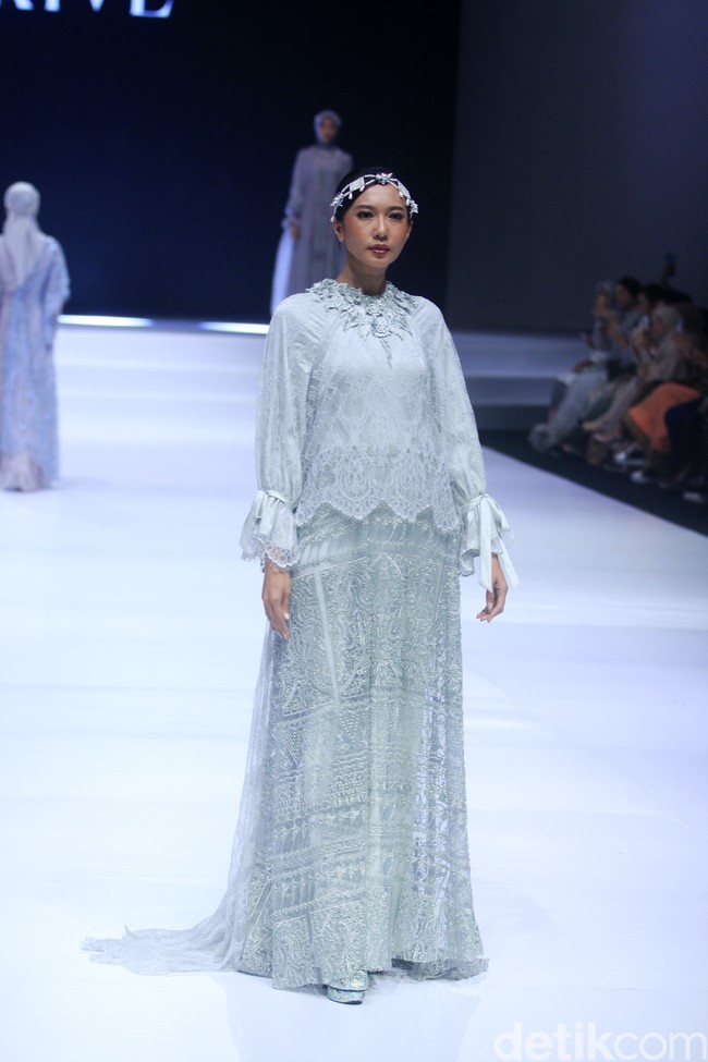 Inilah koleksi terbaru Zeta Prive yang bertemakan The Talking Point di Indonesia Fashion Week 2023. Pemilik Zeta Prive, Trisha Chas menampilkan busana bergaya kontemporer yang merupakan perpaduan gaya klasik dan streetwear. Foto: Mohammad Abduh/Wolipop.