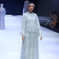 Inilah koleksi terbaru Zeta Prive yang bertemakan The Talking Point di Indonesia Fashion Week 2023. Pemilik Zeta Prive, Trisha Chas menampilkan busana bergaya kontemporer yang merupakan perpaduan gaya klasik dan streetwear. Foto: Mohammad Abduh/Wolipop.