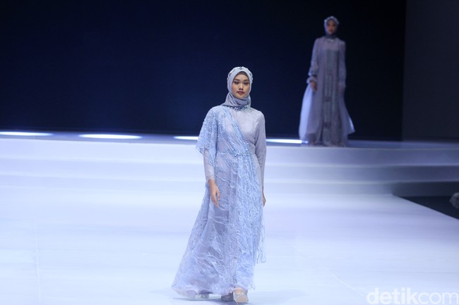 Inilah koleksi terbaru Zeta Prive yang bertemakan The Talking Point di Indonesia Fashion Week 2023. Pemilik Zeta Prive, Trisha Chas menampilkan busana bergaya kontemporer yang merupakan perpaduan gaya klasik dan streetwear. Foto: Mohammad Abduh/Wolipop.