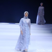 Inilah koleksi terbaru Zeta Prive yang bertemakan The Talking Point di Indonesia Fashion Week 2023. Pemilik Zeta Prive, Trisha Chas menampilkan busana bergaya kontemporer yang merupakan perpaduan gaya klasik dan streetwear. Foto: Mohammad Abduh/Wolipop.