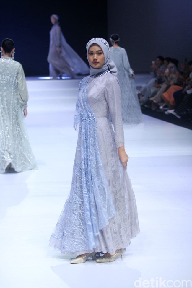 Inilah koleksi terbaru Zeta Prive yang bertemakan The Talking Point di Indonesia Fashion Week 2023. Pemilik Zeta Prive, Trisha Chas menampilkan busana bergaya kontemporer yang merupakan perpaduan gaya klasik dan streetwear. Foto: Mohammad Abduh/Wolipop.