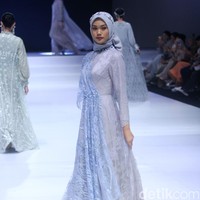Inilah koleksi terbaru Zeta Prive yang bertemakan The Talking Point di Indonesia Fashion Week 2023. Pemilik Zeta Prive, Trisha Chas menampilkan busana bergaya kontemporer yang merupakan perpaduan gaya klasik dan streetwear. Foto: Mohammad Abduh/Wolipop.
