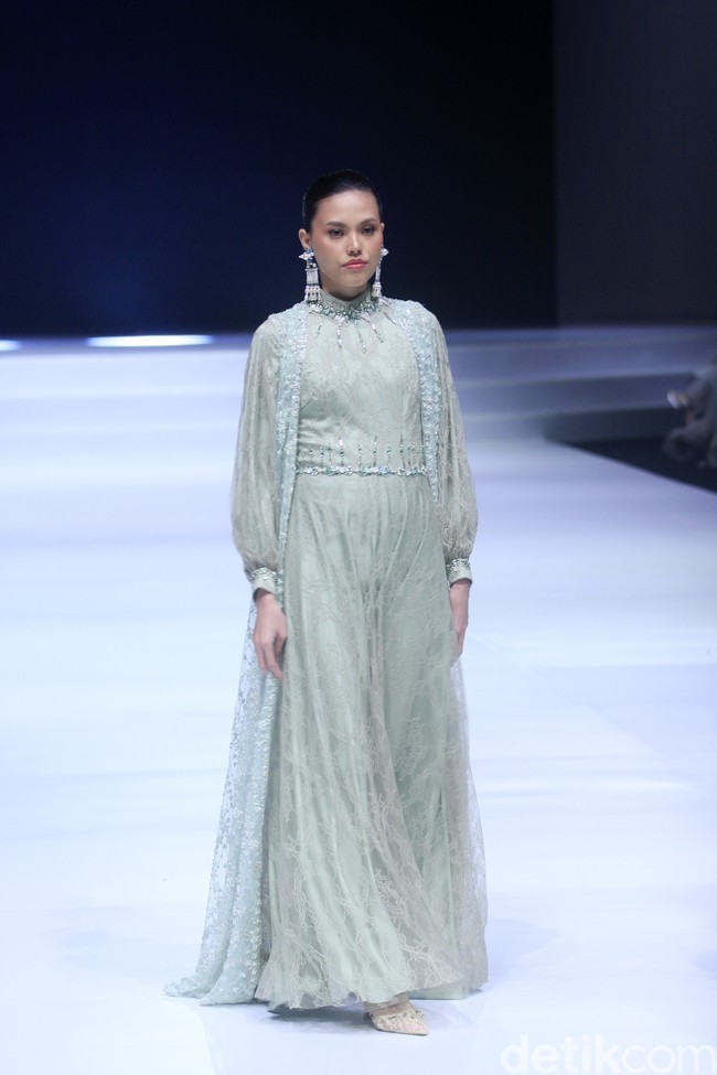 Inilah koleksi terbaru Zeta Prive yang bertemakan The Talking Point di Indonesia Fashion Week 2023. Pemilik Zeta Prive, Trisha Chas menampilkan busana bergaya kontemporer yang merupakan perpaduan gaya klasik dan streetwear. Foto: Mohammad Abduh/Wolipop.