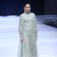 Inilah koleksi terbaru Zeta Prive yang bertemakan The Talking Point di Indonesia Fashion Week 2023. Pemilik Zeta Prive, Trisha Chas menampilkan busana bergaya kontemporer yang merupakan perpaduan gaya klasik dan streetwear. Foto: Mohammad Abduh/Wolipop.