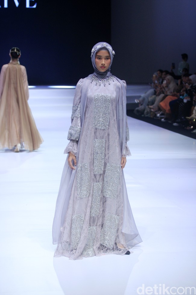 Inilah koleksi terbaru Zeta Prive yang bertemakan The Talking Point di Indonesia Fashion Week 2023. Pemilik Zeta Prive, Trisha Chas menampilkan busana bergaya kontemporer yang merupakan perpaduan gaya klasik dan streetwear. Foto: Mohammad Abduh/Wolipop.