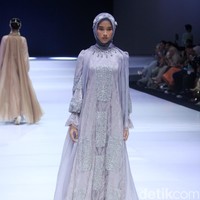 Inilah koleksi terbaru Zeta Prive yang bertemakan The Talking Point di Indonesia Fashion Week 2023. Pemilik Zeta Prive, Trisha Chas menampilkan busana bergaya kontemporer yang merupakan perpaduan gaya klasik dan streetwear. Foto: Mohammad Abduh/Wolipop.