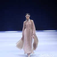 Inilah koleksi terbaru Zeta Prive yang bertemakan The Talking Point di Indonesia Fashion Week 2023. Pemilik Zeta Prive, Trisha Chas menampilkan busana bergaya kontemporer yang merupakan perpaduan gaya klasik dan streetwear. Foto: Mohammad Abduh/Wolipop.