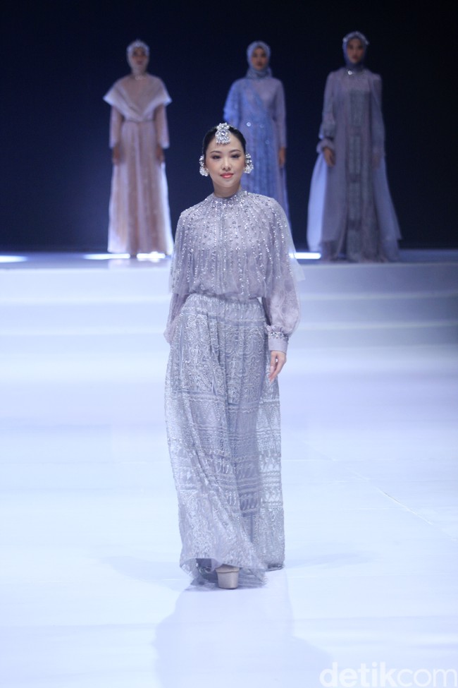 Inilah koleksi terbaru Zeta Prive yang bertemakan The Talking Point di Indonesia Fashion Week 2023. Pemilik Zeta Prive, Trisha Chas menampilkan busana bergaya kontemporer yang merupakan perpaduan gaya klasik dan streetwear. Foto: Mohammad Abduh/Wolipop.